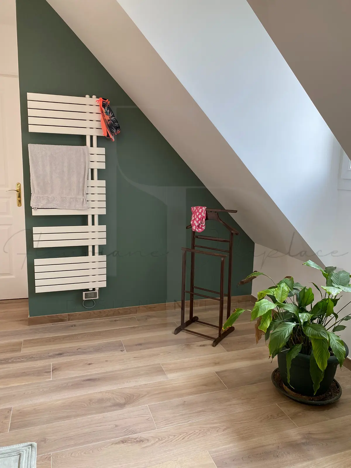 Salle de bains après travaux - coin chauffage